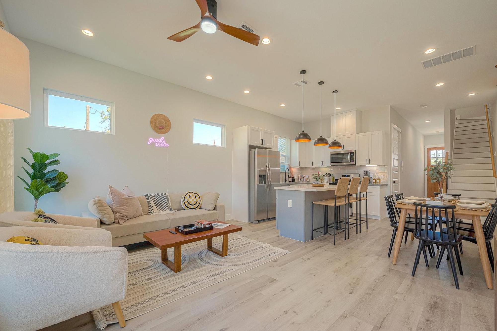 Modern Near Downtown With Fast Wifi, Bbq, Games & Ev Equipped!