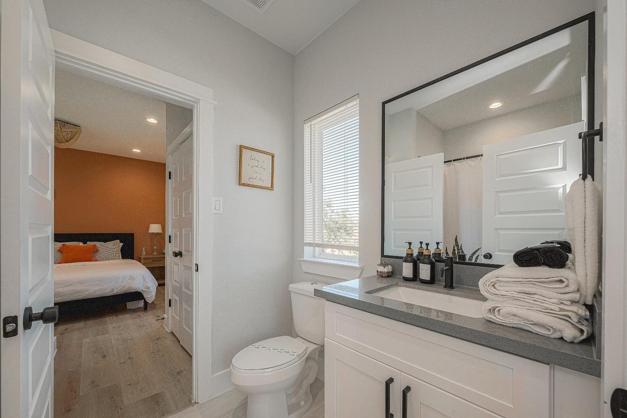 Modern Near Downtown With Fast Wifi, Bbq, Games & Ev Equipped! Hébergement de vacances