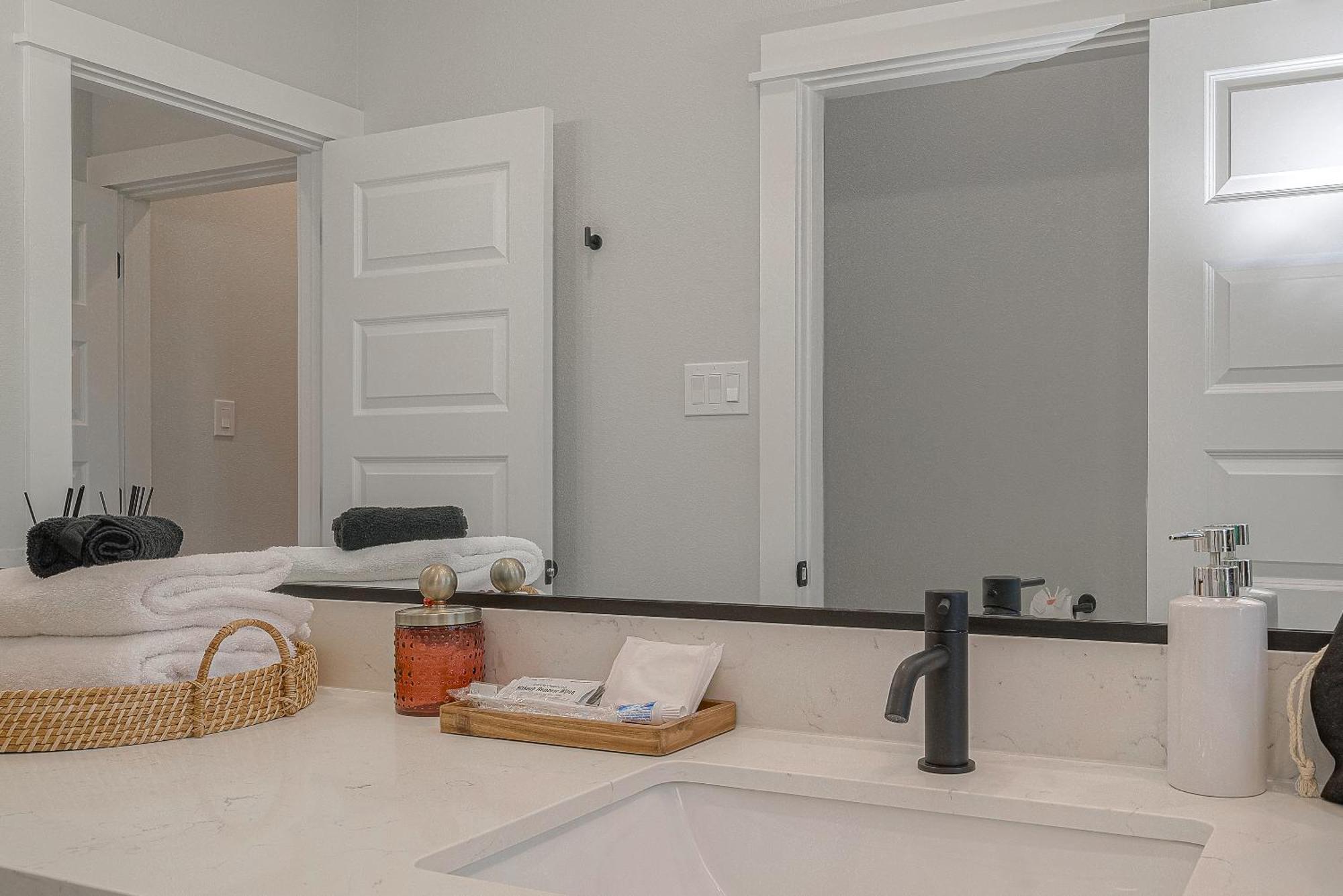 Modern Near Downtown With Fast Wifi, Bbq, Games & Ev Equipped! *